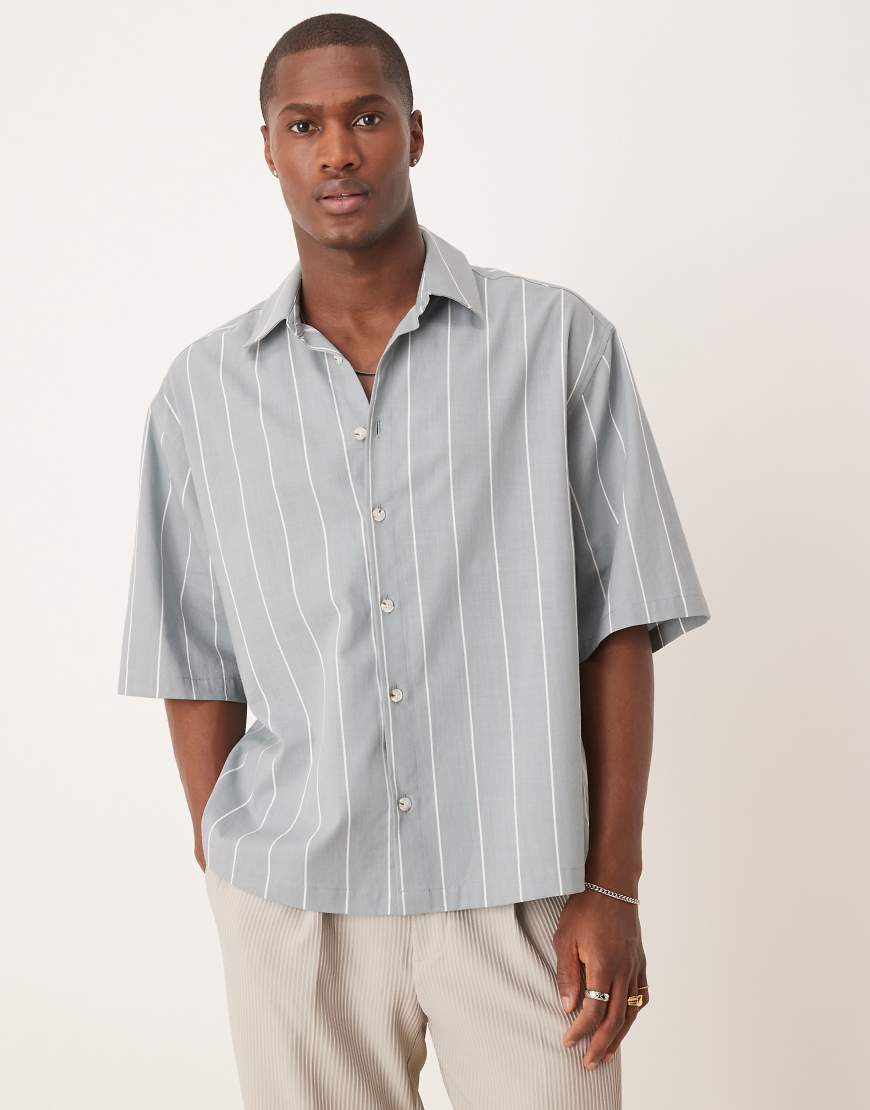 ASOS DESIGN - Kastiges Oversize-Hemd in Grün gestreift mit halblangen Ärmeln von ASOS DESIGN