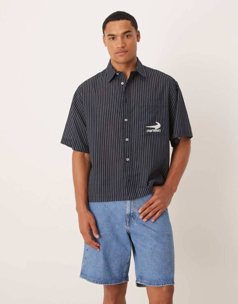 ASOS DESIGN - Kastiges Oversize-Hemd in Marineblau mit Stickerei auf der Brust von ASOS DESIGN