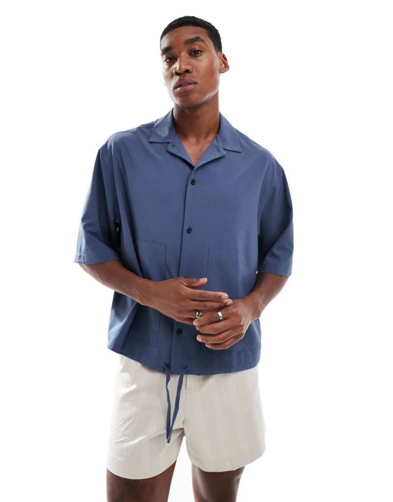 ASOS DESIGN - Kastiges Oversize-Hemd in Marineblau mit halblangen Ärmeln von ASOS DESIGN