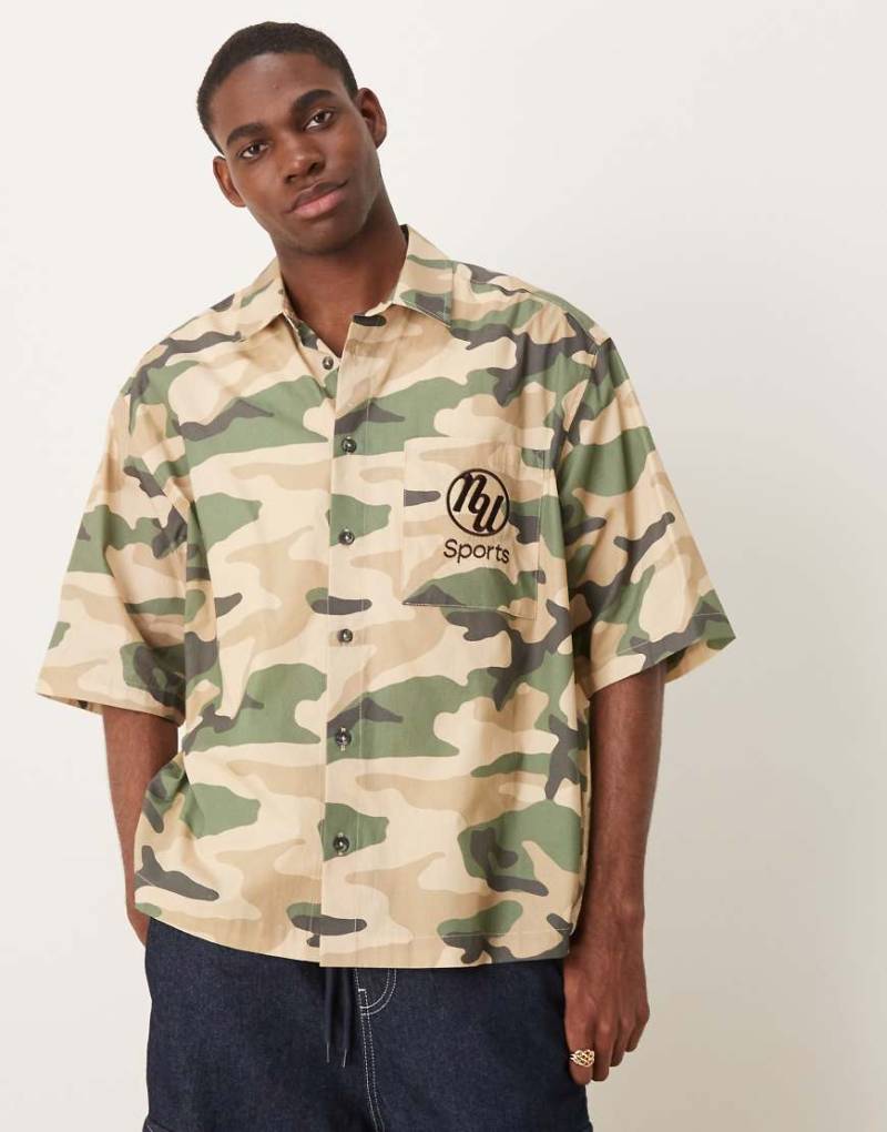 ASOS DESIGN - Kastiges Oversize-Hemd in Military-Muster mit Stickerei auf der Brust-Bunt von ASOS DESIGN