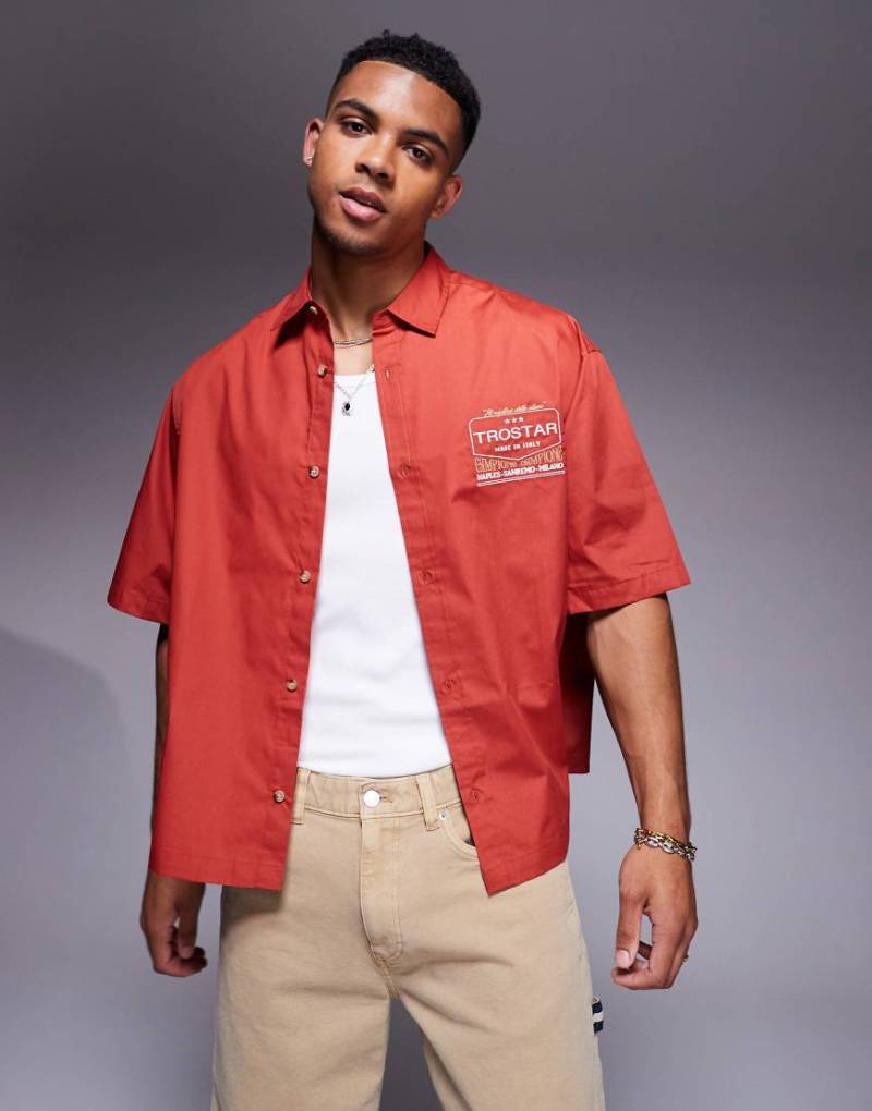 ASOS DESIGN - Kastiges Oversize-Hemd in Rot mit Brust-Print von ASOS DESIGN
