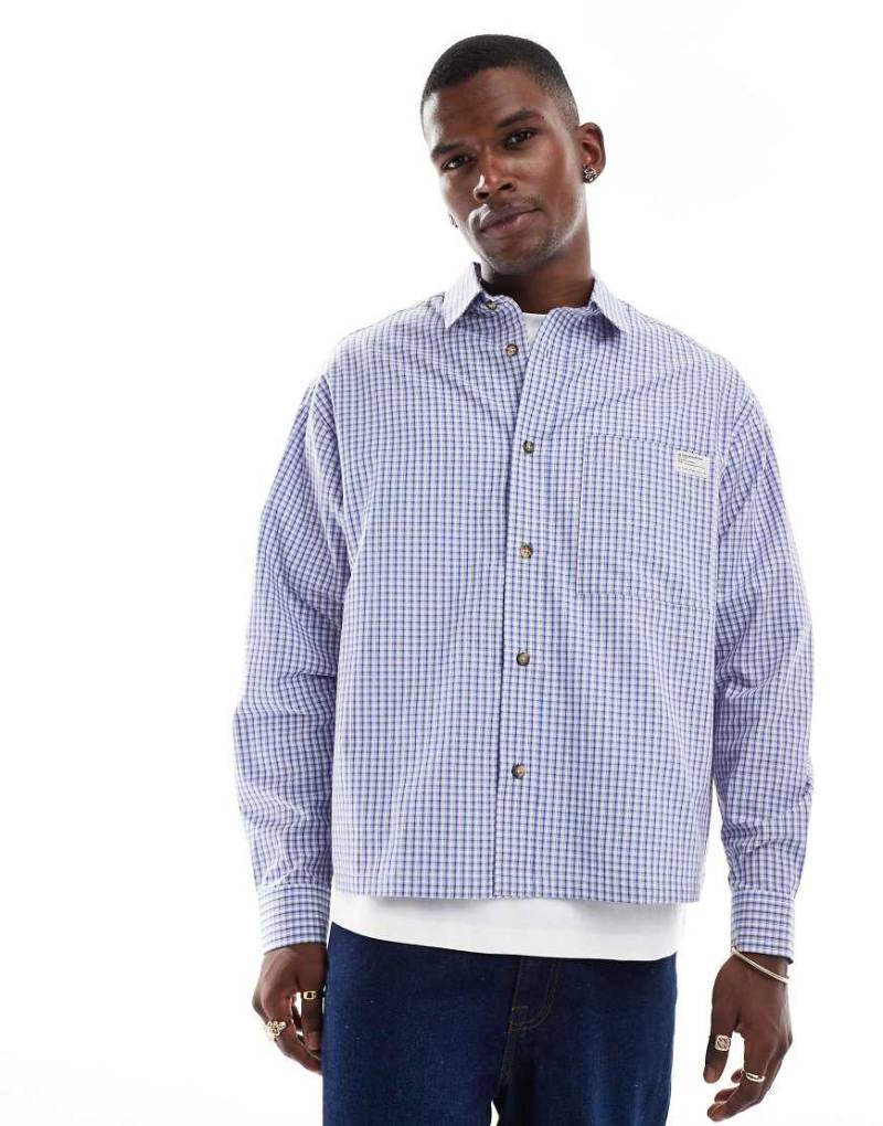 ASOS DESIGN - Kastiges Oversize-Hemd in Blau kariert mit aufgenähtem Etikett-Schwarz von ASOS DESIGN