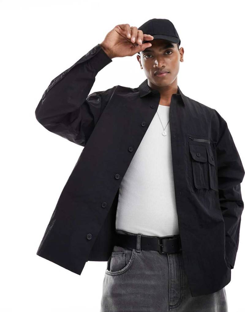 ASOS DESIGN - Kastiges Oversize-Hemd in Schwarz mit Utility-Taschen von ASOS DESIGN