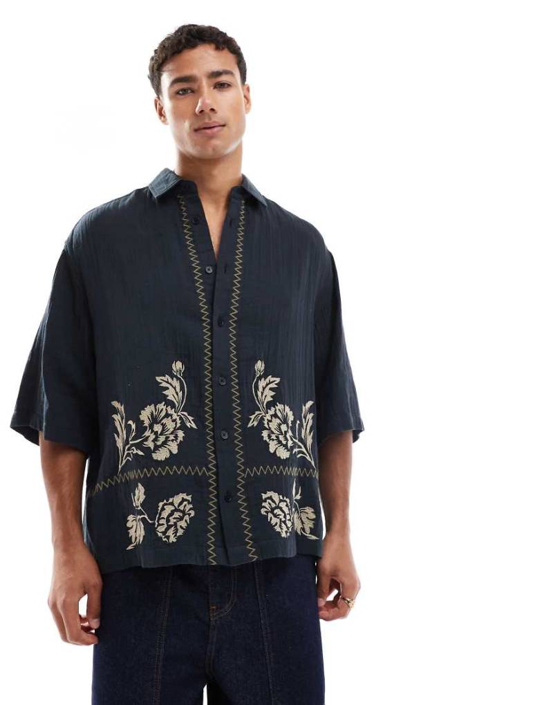 ASOS DESIGN - Kastiges Oversize-Hemd in Schwarz mit platzierter Stickerei von ASOS DESIGN
