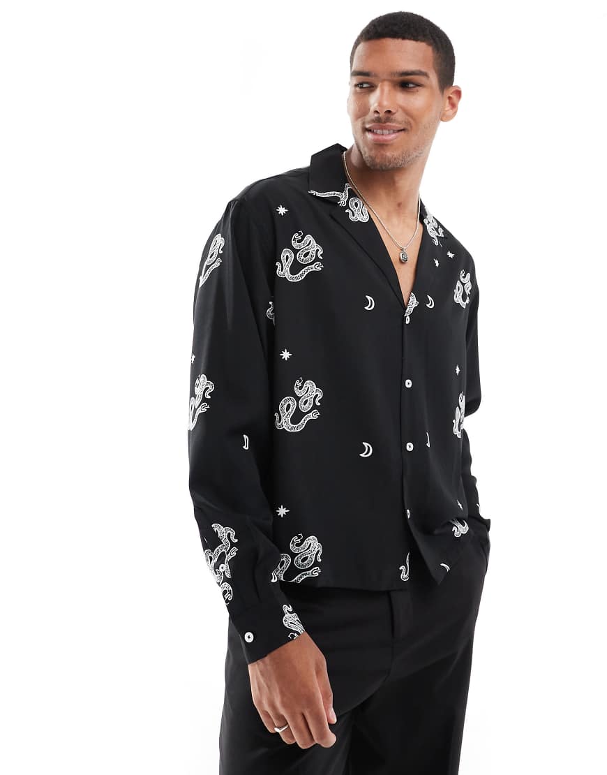 ASOS DESIGN - Kastiges Oversize-Hemd in Schwarz mit tiefem Reverskragen und Schlangenprints von ASOS DESIGN