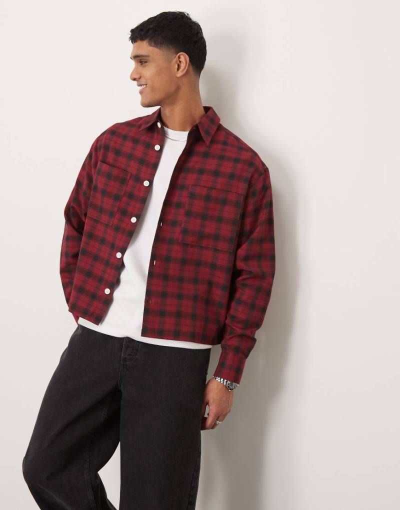 ASOS DESIGN - Kastiges Oversize-Hemd aus Flanell in Schwarz-Rot kariert mit zwei Taschen von ASOS DESIGN