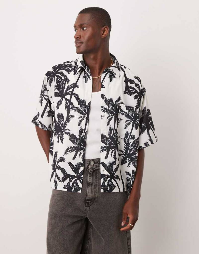 ASOS DESIGN - Kastiges Oversize-Hemd in Schwarzweiß mit Palmenprint von ASOS DESIGN