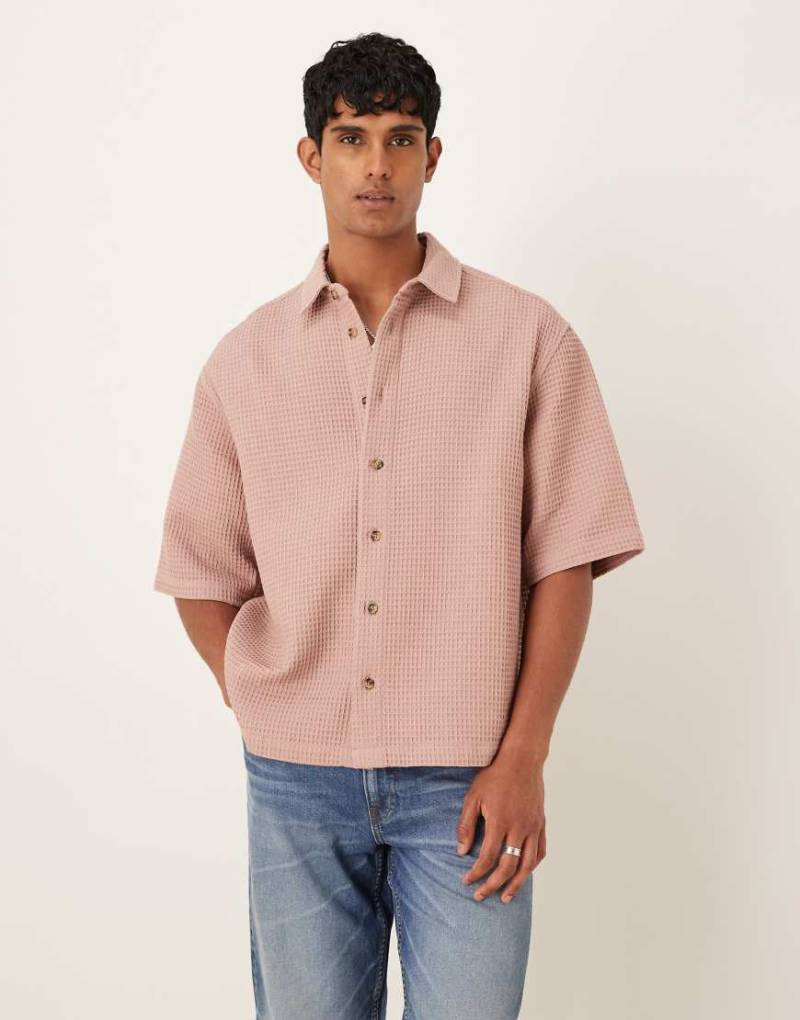 ASOS DESIGN - Kastiges Oversize-Hemd in Staubrosa mit Waffelstruktur-Rot ASOS DESIGN - Kastiges Oversize-Hemd in Staubrosa mit Waffelstruktur-Rot von ASOS DESIGN
