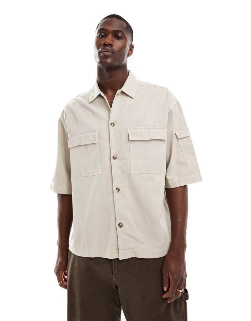 ASOS DESIGN - Kastiges Oversize-Hemd in Stein mit Utility-Taschen-Neutral von ASOS DESIGN