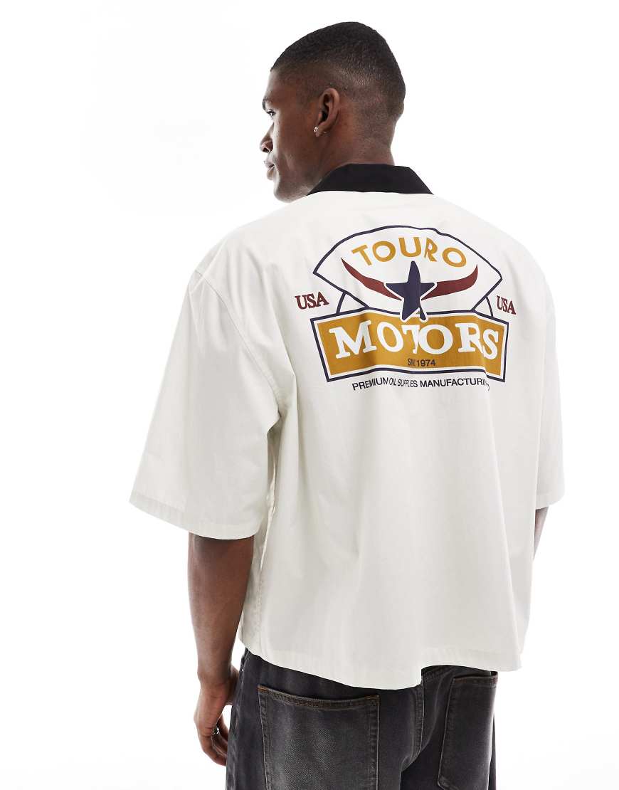 ASOS DESIGN - Kastiges Oversize-Hemd in Weiß mit Motorsport-Rückenprint von ASOS DESIGN