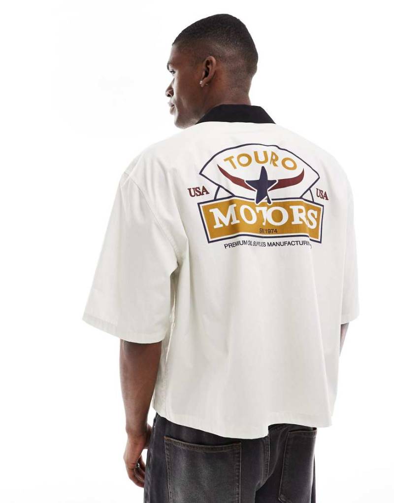 ASOS DESIGN - Kastiges Oversize-Hemd in Weiß mit Motorsport-Rückenprint von ASOS DESIGN