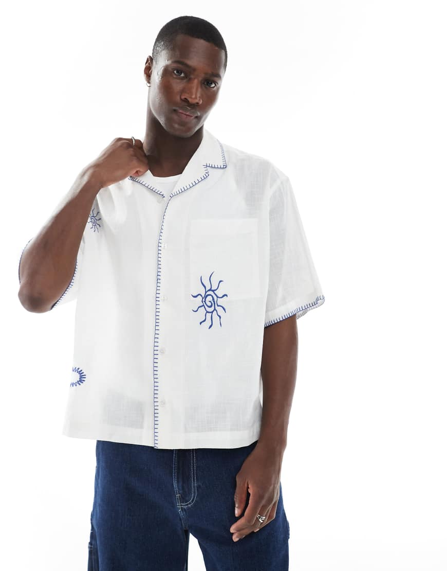ASOS DESIGN - Kastiges Oversize-Hemd in Weiß mit Stickerei und Reverskragen von ASOS DESIGN