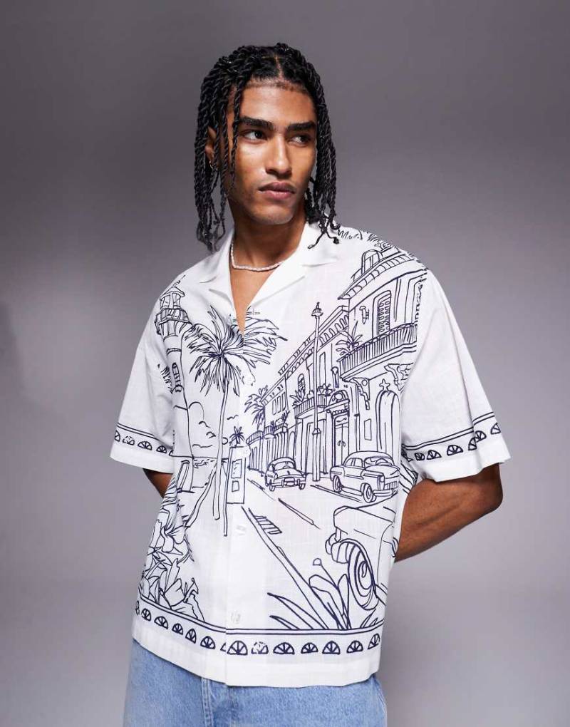 ASOS DESIGN - Kastiges Oversize-Hemd in Weiß mit platziertem Print von ASOS DESIGN