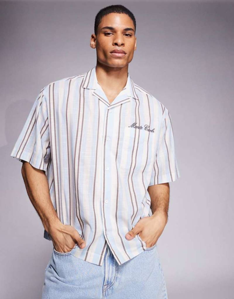 ASOS DESIGN - Oversize-Hemd in weiß und braun gestreift mit Stickerei auf der Brust von ASOS DESIGN