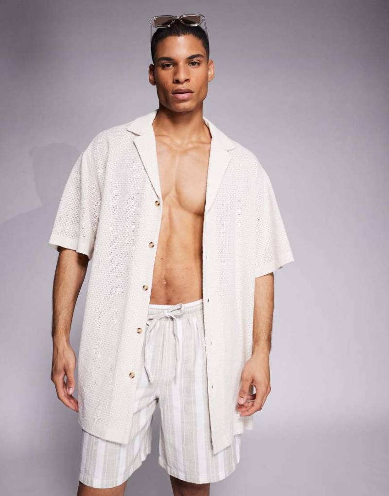 ASOS DESIGN - Langes Oversize-Hemd in Wollweiß mit tiefem Reverskragen und Strukturmuster von ASOS DESIGN