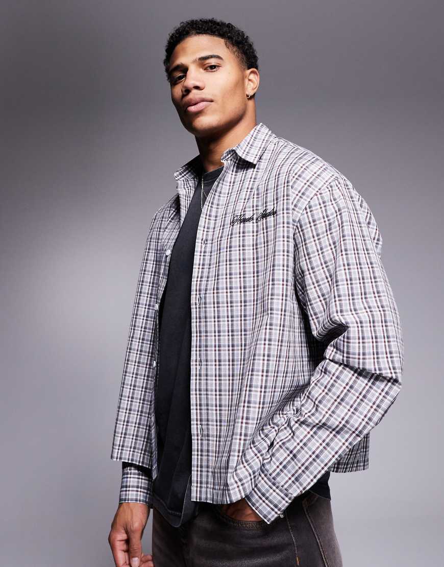 ASOS DESIGN - Kastiges Oversize-Hemd in braun kariert mit roter Stickerei auf Brusthöhe von ASOS DESIGN