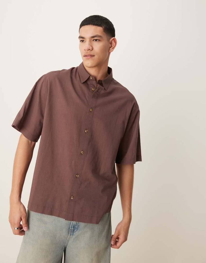 ASOS DESIGN - Kastiges Oversize-Hemd in brauner Leinenoptik ASOS DESIGN - Kastiges Oversize-Hemd in brauner Leinenoptik von ASOS DESIGN