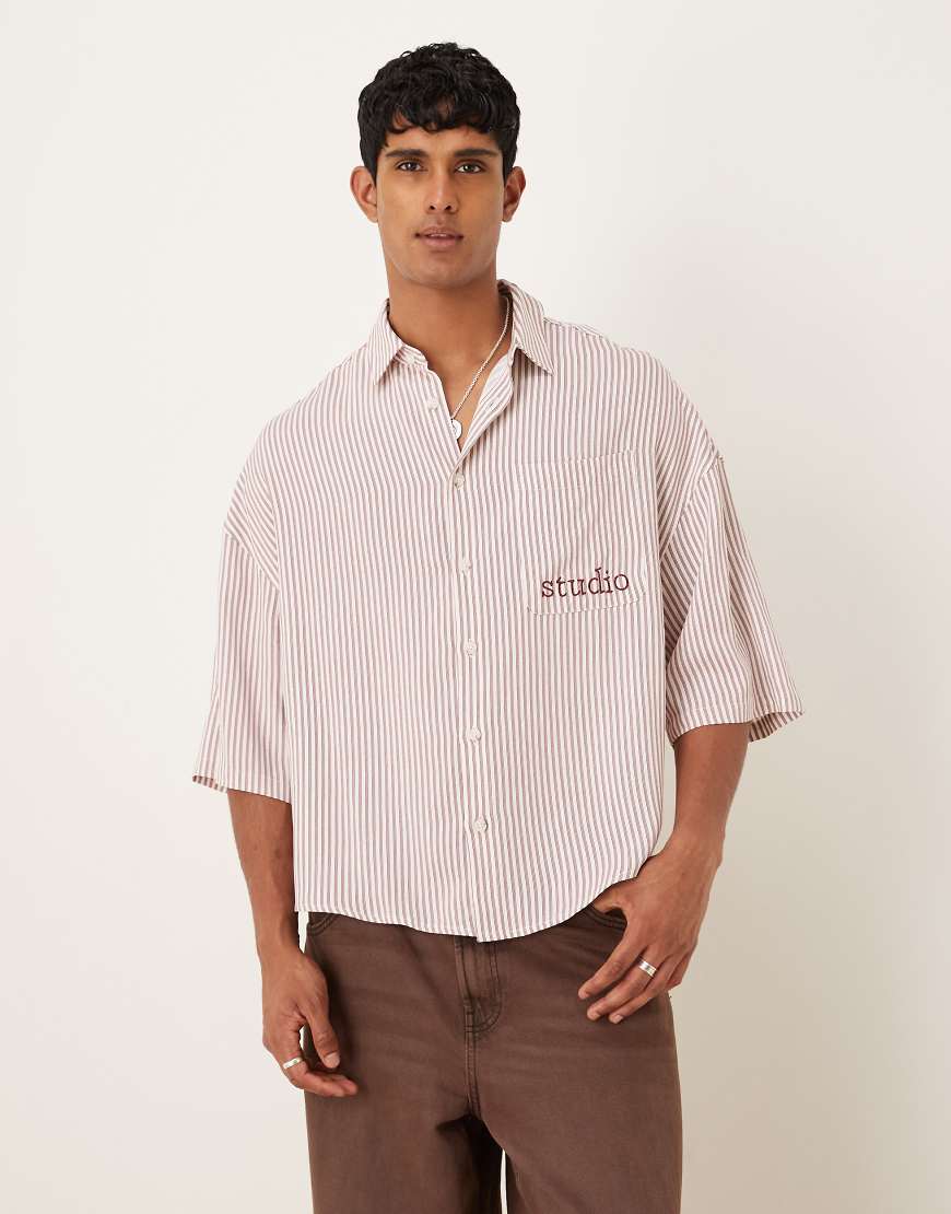 ASOS DESIGN - Kastiges Oversize-Hemd in gestreiftem Burgunderrot mit Stickerei auf der Brust-Neutral von ASOS DESIGN