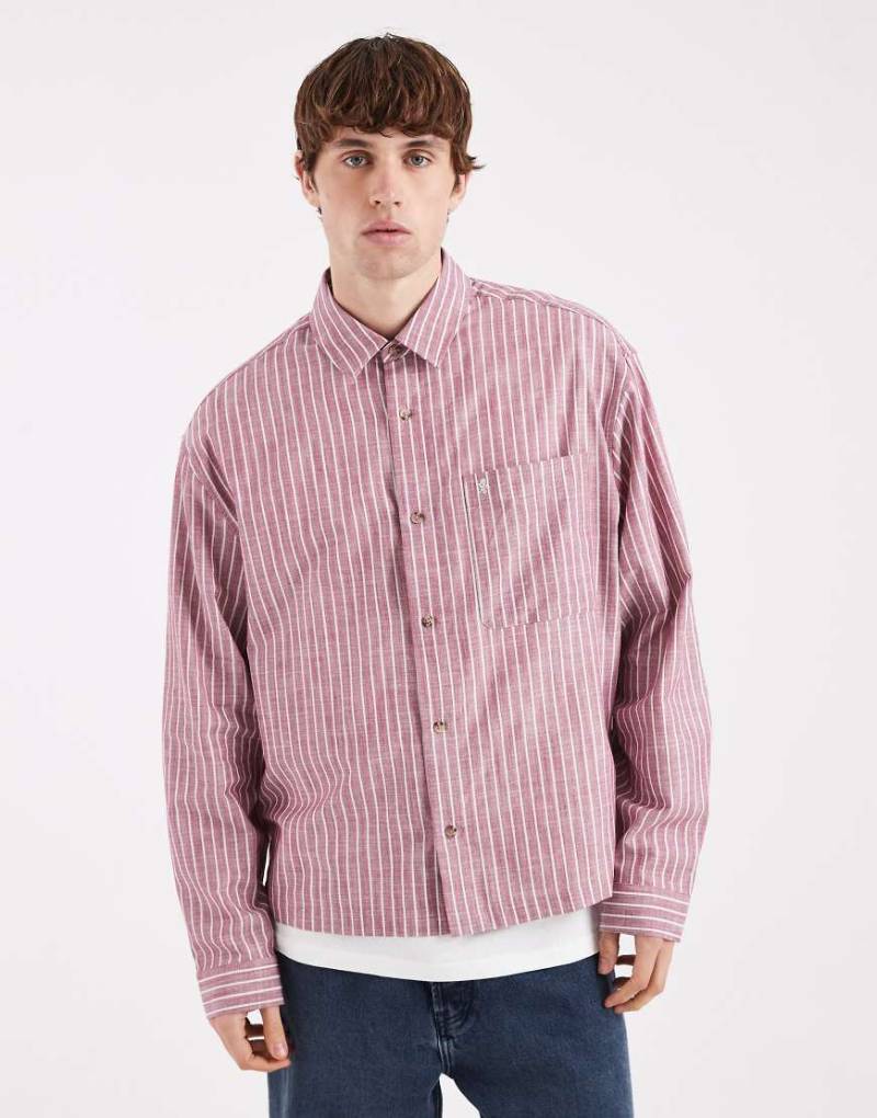 ASOS DESIGN - Kastiges Oversize-Hemd in gestreiftem Burgunderrot mit Stickerei auf der Brusttasche von ASOS DESIGN