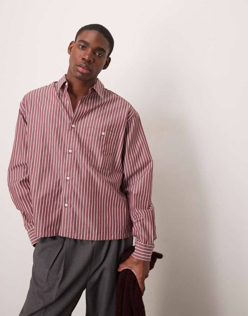 ASOS DESIGN - Kastiges Oversize-Hemd in gestreiftem Burgunderrot von ASOS DESIGN
