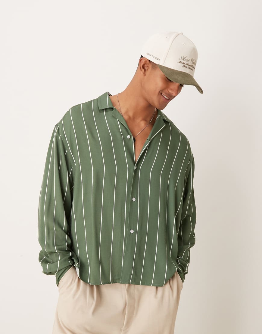 ASOS DESIGN - Kastiges Oversize-Hemd in gestreiftem Grün mit Reverskragen von ASOS DESIGN