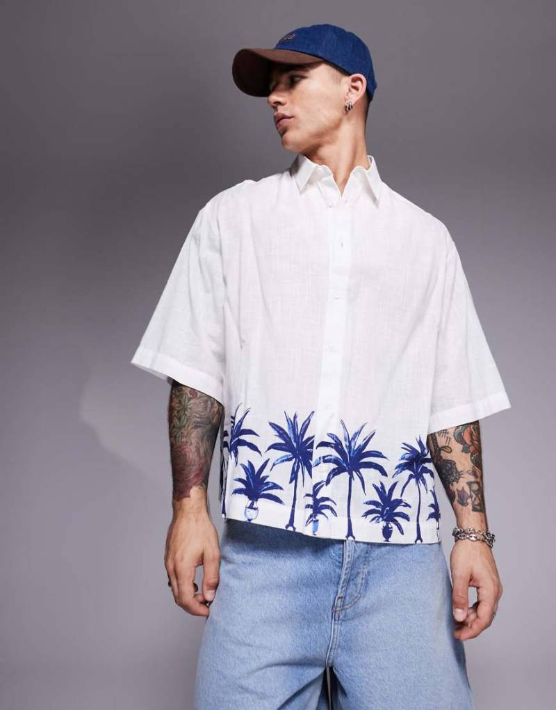 ASOS DESIGN - Kastiges Oversize-Hemd in weißer Leinenoptik mit Palmen-Print von ASOS DESIGN