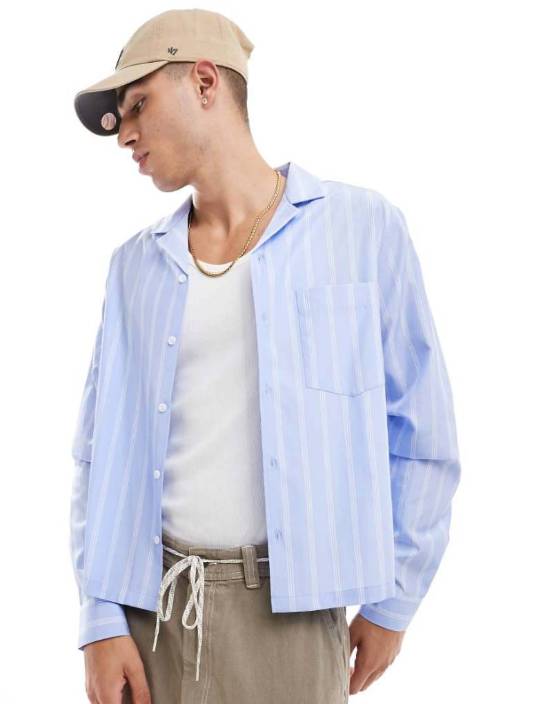 ASOS DESIGN - Kastiges Oversize-Hemd mit Reverskragen in Büro-Blau gestreift von ASOS DESIGN