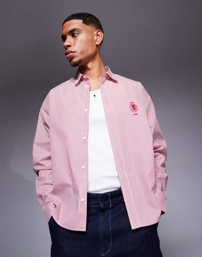 ASOS DESIGN - Kastiges Oversize-Hemd mit Stickerei auf der Brust und Streifen-Rot von ASOS DESIGN