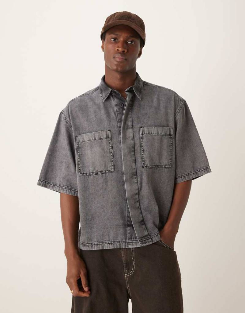 ASOS DESIGN - Kastiges Oversize-Jeanshemd in Grau von ASOS DESIGN