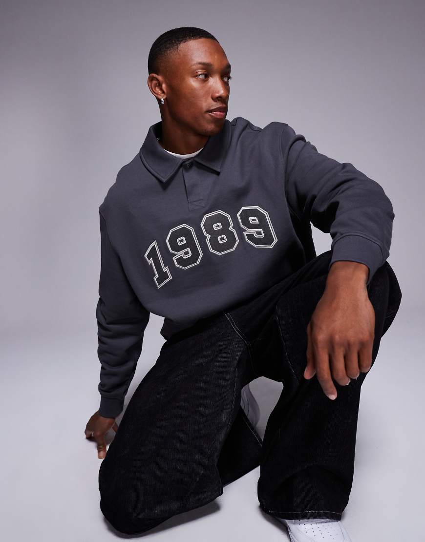 ASOS DESIGN - Kastiges Oversize-Polo-Sweatshirt in Anthrazit mit Applikationsprint-Grau ASOS DESIGN - Kastiges Oversize-Polo-Sweatshirt in Anthrazit mit Applikationsprint-Grau von ASOS DESIGN