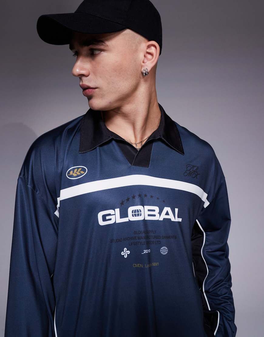 ASOS DESIGN - Kastiges Oversize-Polo-T-Shirt in Marineblau mit Sport-Print ASOS DESIGN - Kastiges Oversize-Polo-T-Shirt in Marineblau mit Sport-Print von ASOS DESIGN
