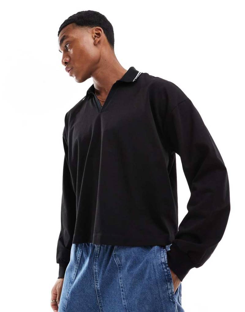 ASOS DESIGN - Kastiges Oversize-Polo-T-Shirt in Schwarz mit Kontraststreifen am Kragen von ASOS DESIGN