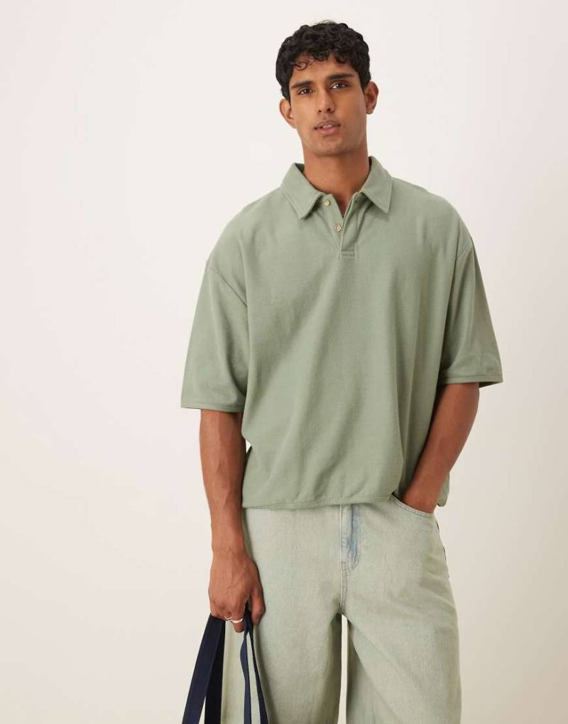 ASOS DESIGN - Kastiges Oversize-Polohemd aus Crepe in Grün von ASOS DESIGN