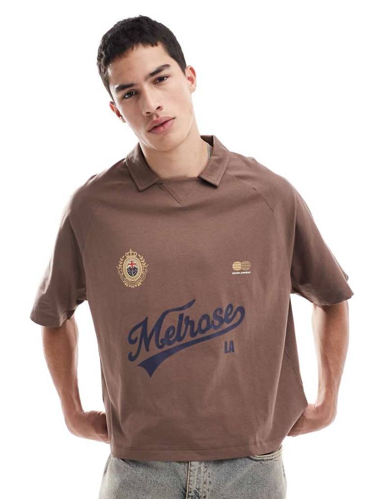 ASOS DESIGN - Kastiges Oversize-Polohemd in Braun mit Sport-Grafikprint von ASOS DESIGN