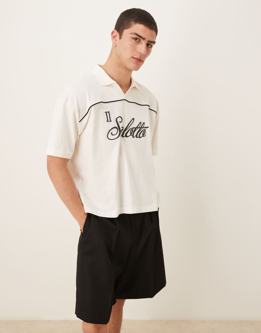 ASOS DESIGN - Kastiges Oversize-Polohemd in Creme mit Textgrafik-Weiß ASOS DESIGN - Kastiges Oversize-Polohemd in Creme mit Textgrafik-Weiß von ASOS DESIGN