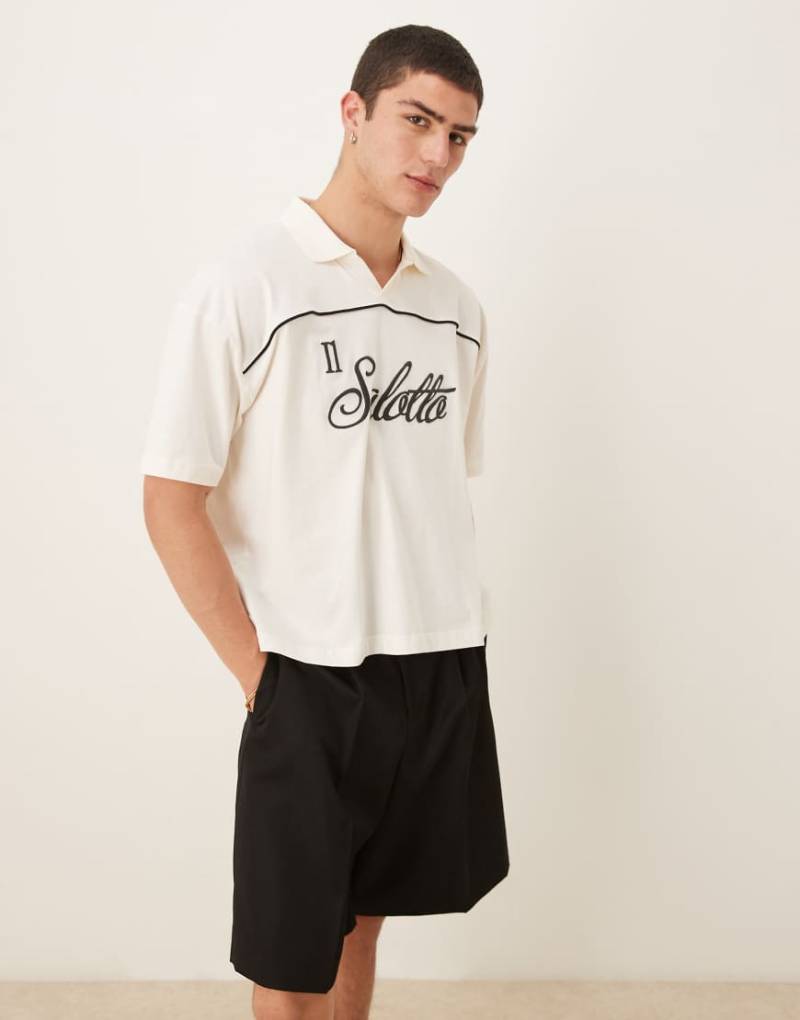ASOS DESIGN - Kastiges Oversize-Polohemd in Creme mit Textgrafik-Weiß von ASOS DESIGN