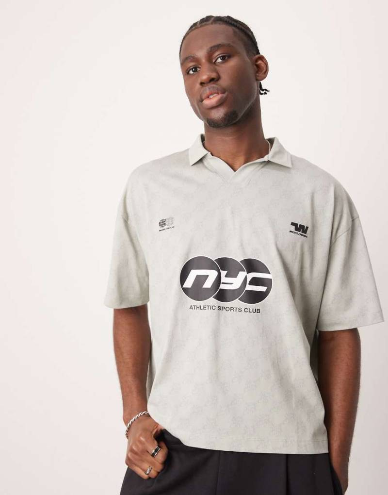ASOS DESIGN - Kastiges Oversize-Polohemd in Grau mit Sport-Grafikprint von ASOS DESIGN