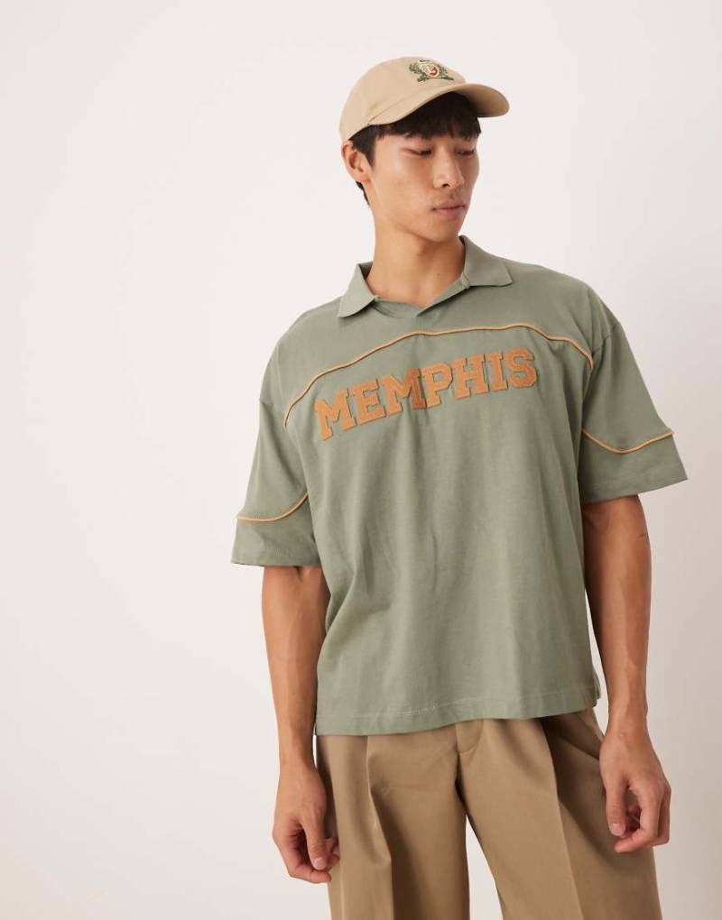 ASOS DESIGN - Kastiges Oversize-Polohemd in Khaki mit City-Print-Grün von ASOS DESIGN