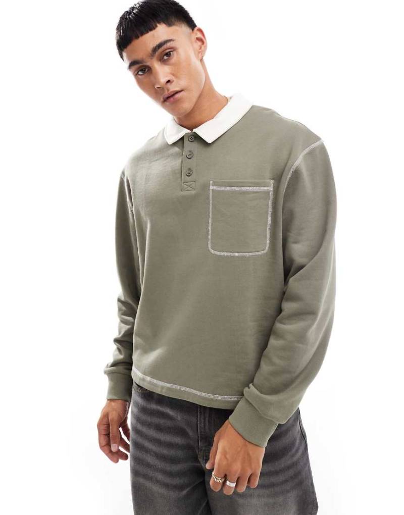 ASOS DESIGN - Kastiges Oversize-Polohemd in Khaki mit Kontrastnaht-Braun von ASOS DESIGN
