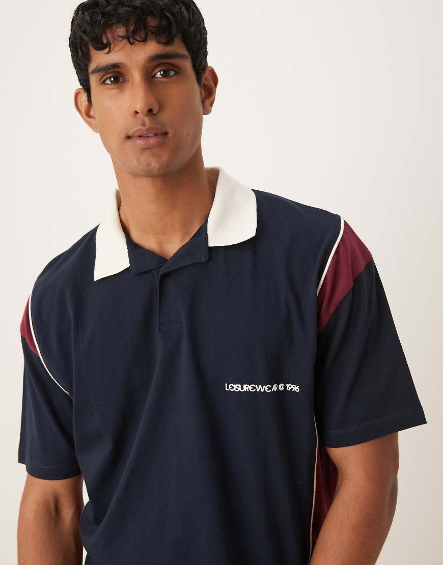 ASOS DESIGN - Kastiges Oversize-Polohemd in Marineblau mit Brust-Print von ASOS DESIGN