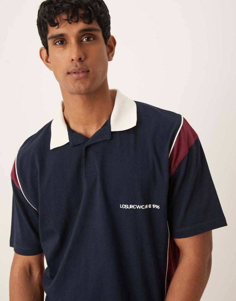 ASOS DESIGN - Kastiges Oversize-Polohemd in Marineblau mit Brust-Print von ASOS DESIGN