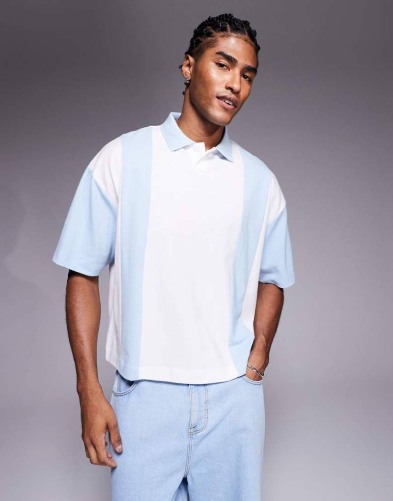 ASOS DESIGN - Kastiges Oversize-Polohemd in Weiß-Blau mit überschnittener Schulter von ASOS DESIGN