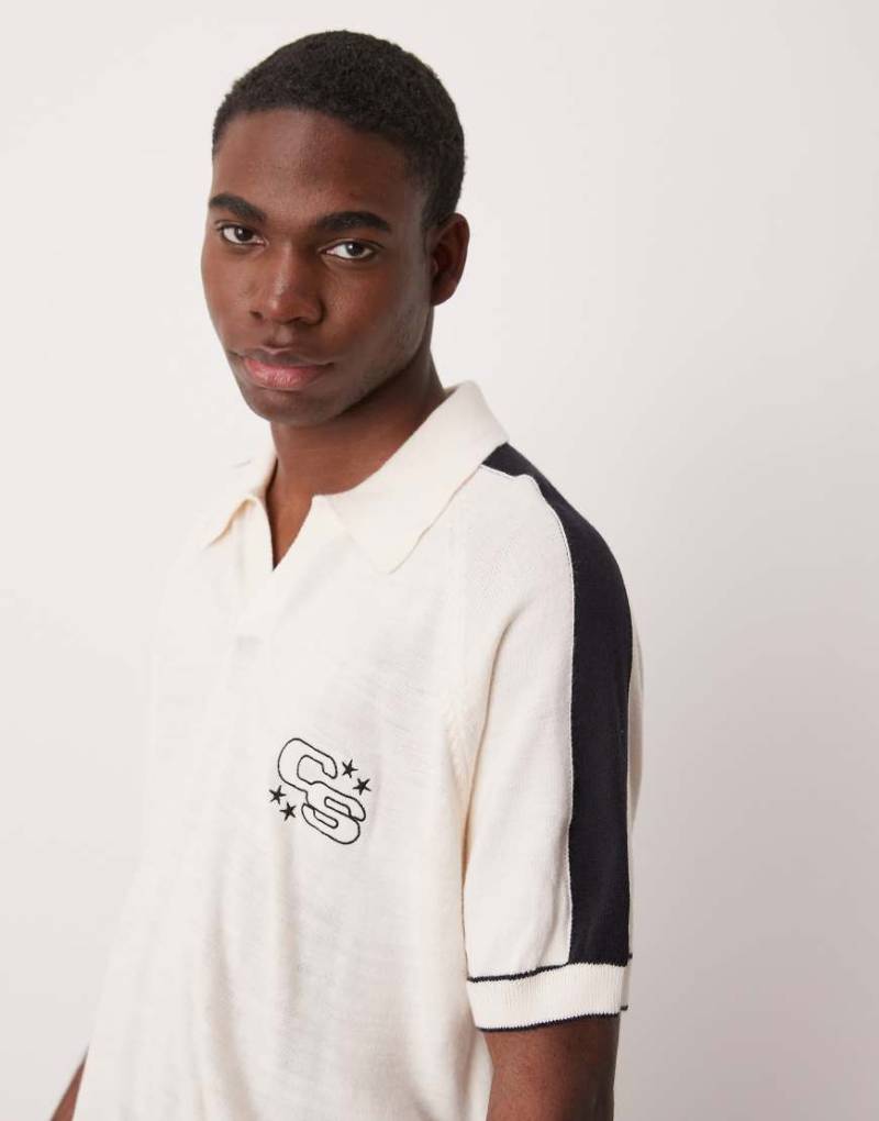 ASOS DESIGN - Kastiges Oversize-Polohemd in Weiß mit Stickerei von ASOS DESIGN