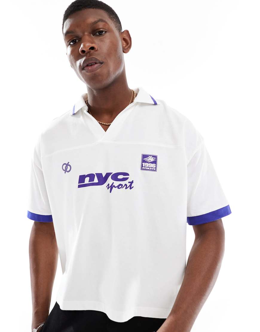 ASOS DESIGN - Kastiges Oversize-Polohemd in Weiß mit abgenähten Einsätzen und Sport-Prints ASOS DESIGN - Kastiges Oversize-Polohemd in Weiß mit abgenähten Einsätzen und Sport-Prints von ASOS DESIGN