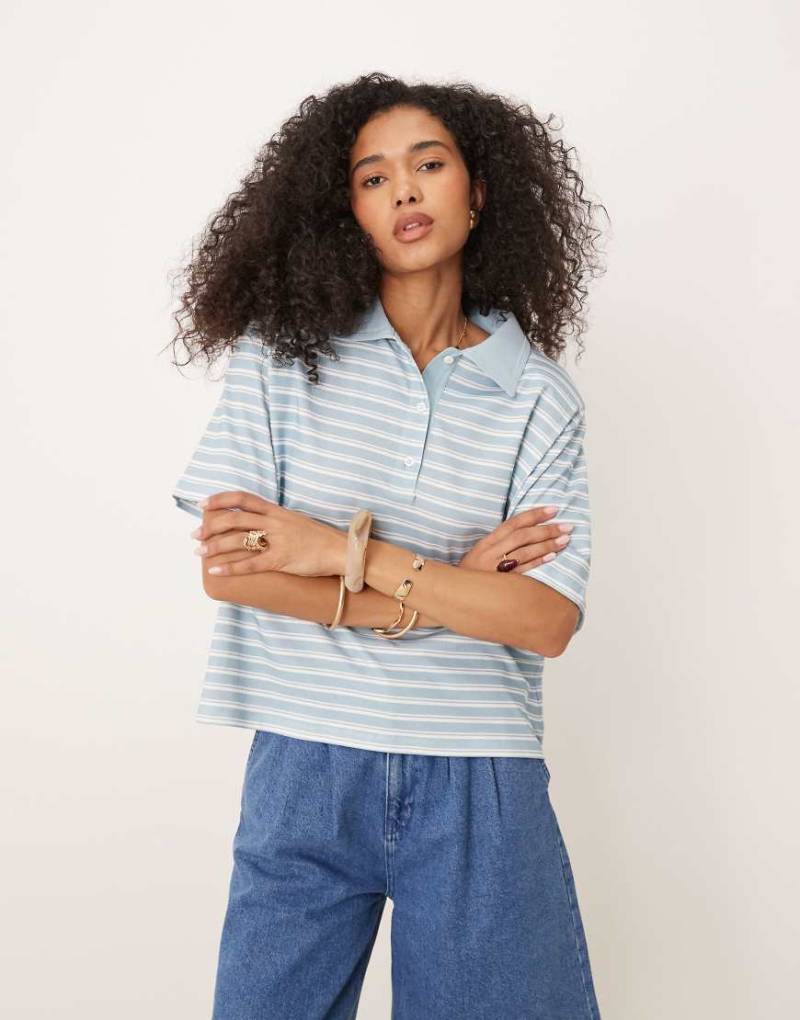 ASOS DESIGN - Kastiges Oversize-Polohemd in gestreiftem Blau mit Schulterpolstern-Weiß von ASOS DESIGN