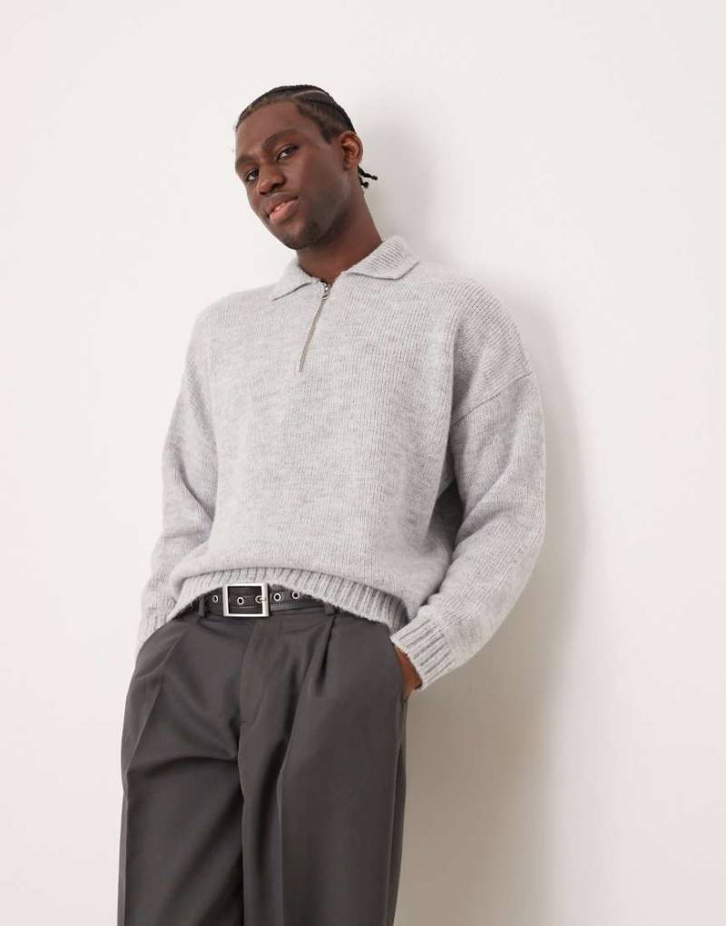 ASOS DESIGN - Kastiges Oversize-Poloshirt aus flauschigem Strick in Grau mit Viertelreißverschluss von ASOS DESIGN