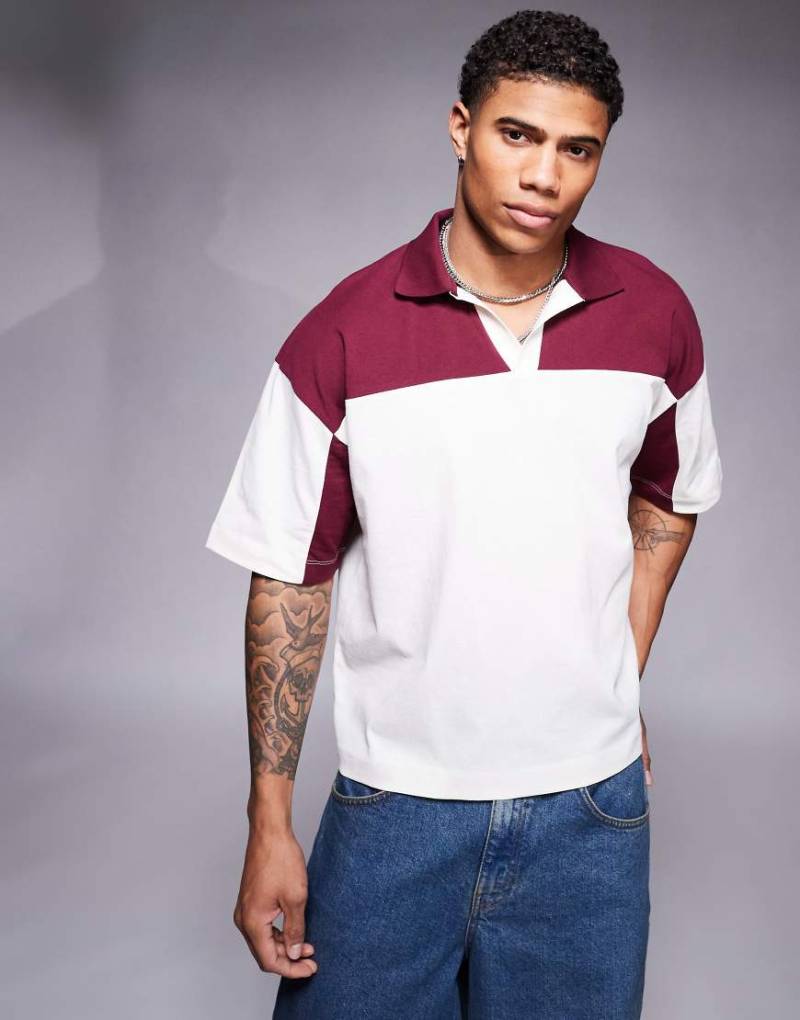 ASOS DESIGN - Kastiges Oversize-Poloshirt in Creme und Burgunderrot mit überschnittenen Schultern-Weiß von ASOS DESIGN