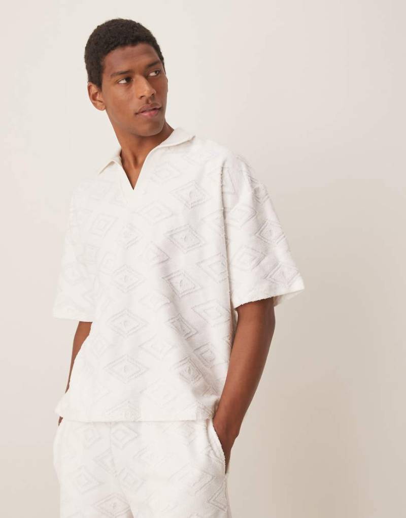 ASOS DESIGN - Kastiges Oversize-Poloshirt in Ecru mit Jacquard-Muster, Kombiteil-Neutral von ASOS DESIGN