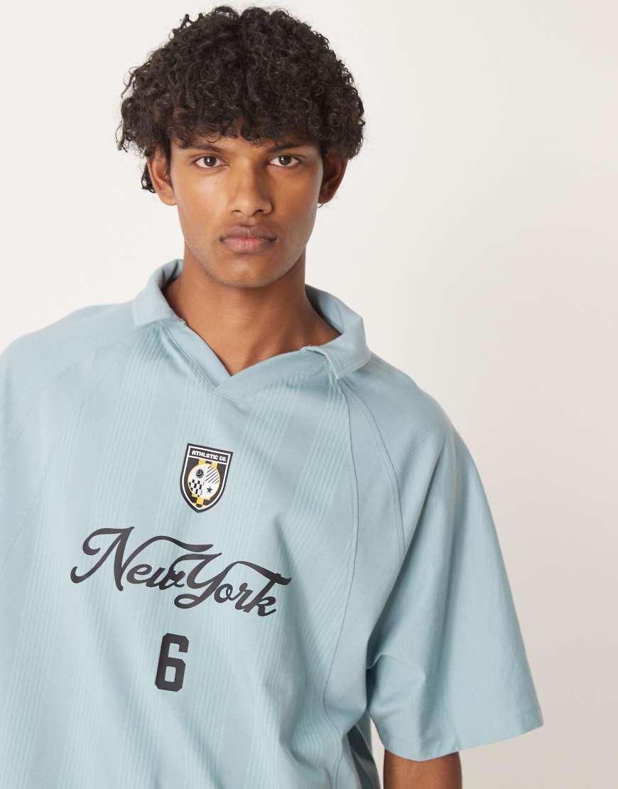 ASOS DESIGN - Kastiges Oversize-Poloshirt in Hellblau mit Sport-Grafikprint ASOS DESIGN - Kastiges Oversize-Poloshirt in Hellblau mit Sport-Grafikprint von ASOS DESIGN