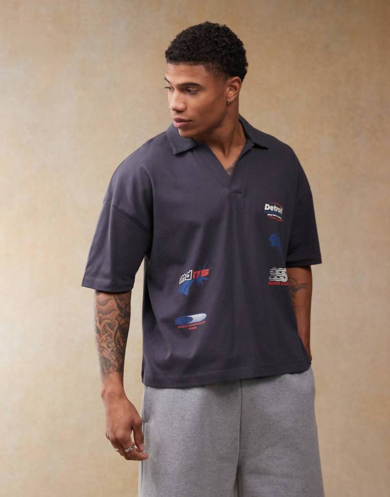 ASOS DESIGN - Kastiges Oversize-Poloshirt in Marineblau mit Multi-Sportprints und überschnittenen Schultern-Grau von ASOS DESIGN